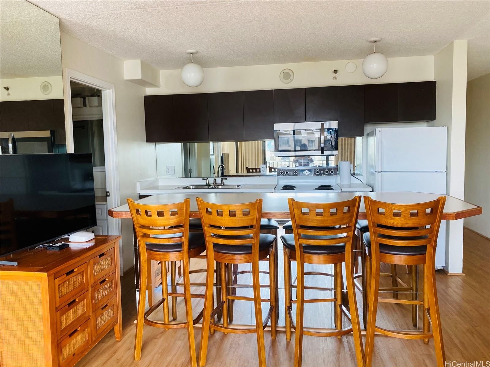 Waikiki Banyan condo # 1703-T2, Honolulu, Hawaii - photo 4 of 7