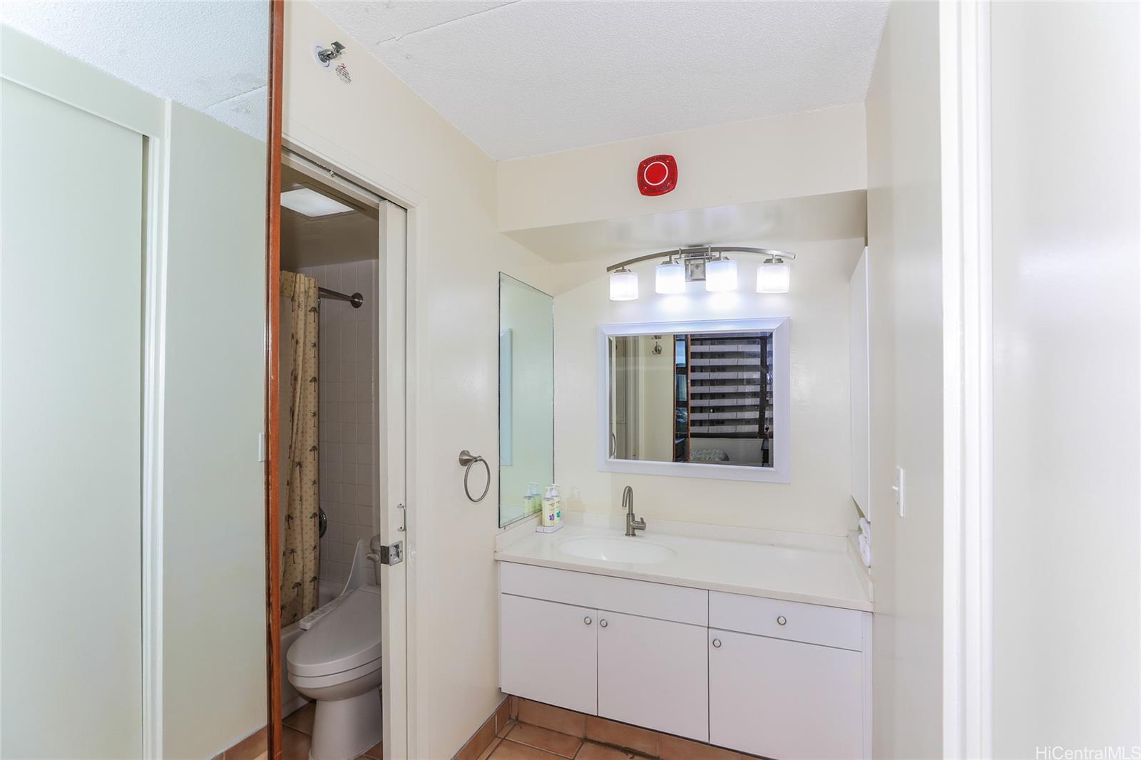 Waikiki Banyan condo # 1913-I, Honolulu, Hawaii - photo 19 of 21