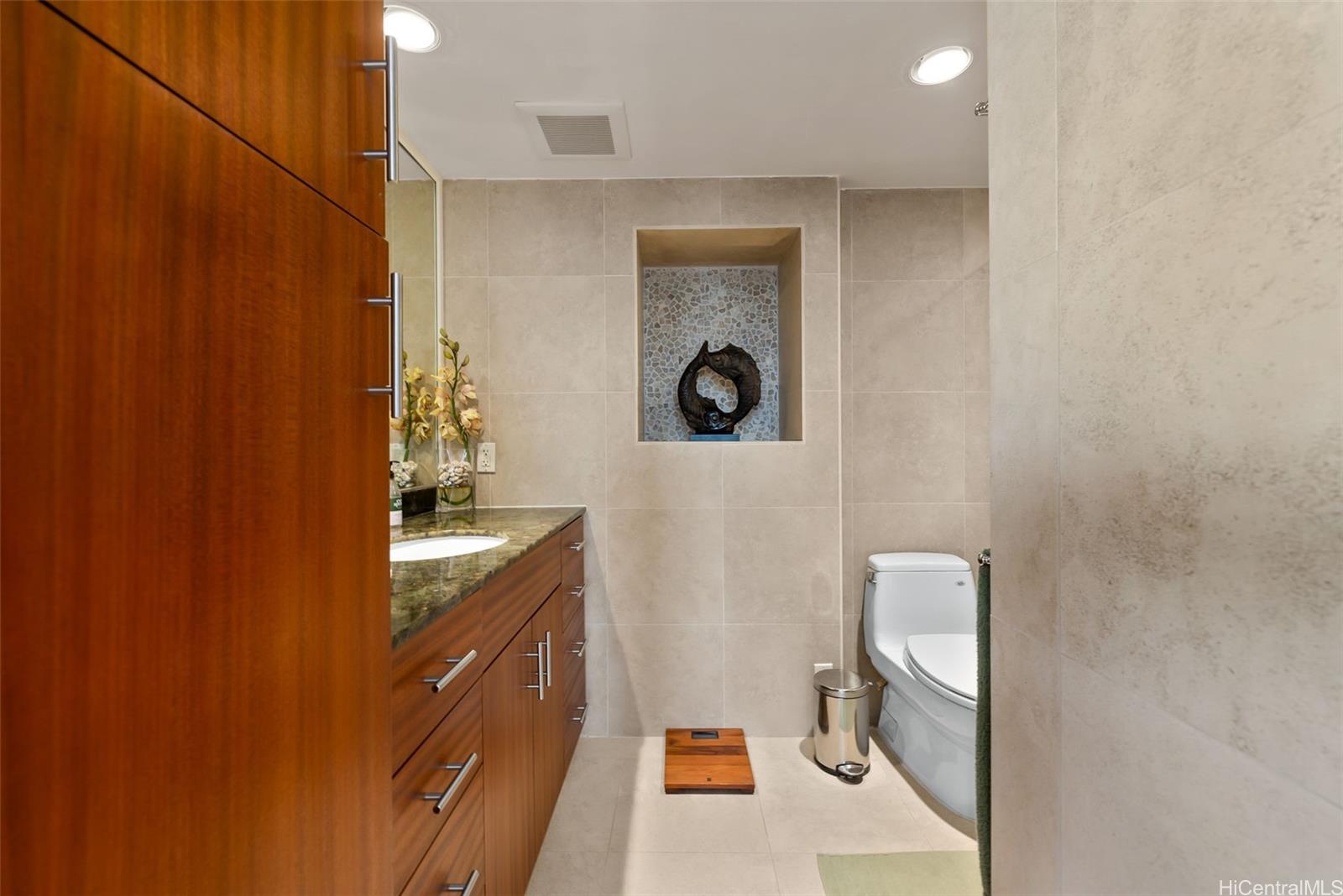 Waikiki Banyan condo # 2105, Honolulu, Hawaii - photo 12 of 21