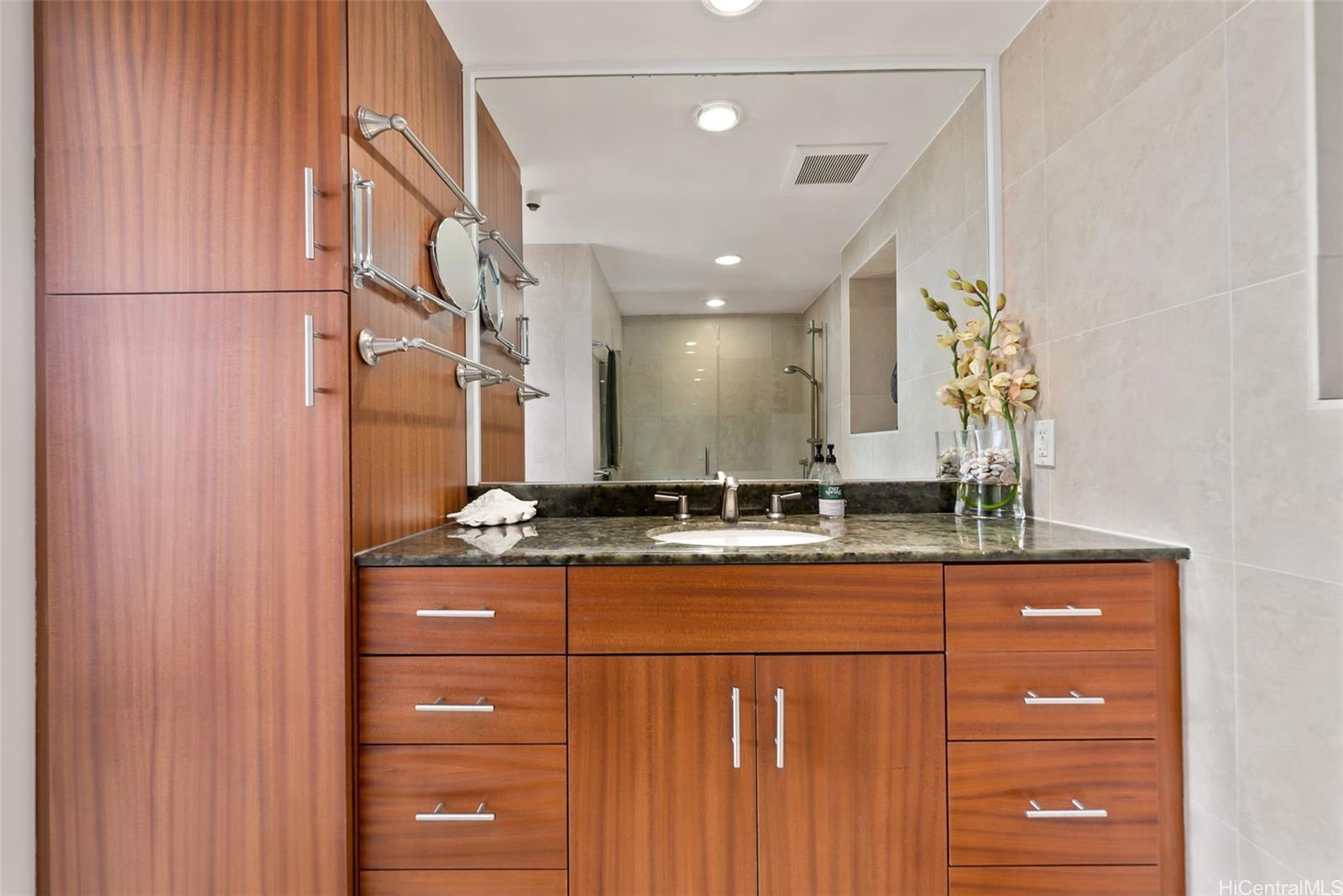 Waikiki Banyan condo # 2105, Honolulu, Hawaii - photo 15 of 21