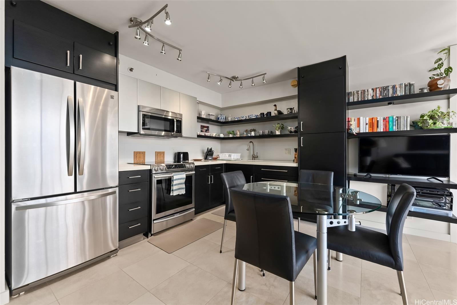 Waikiki Banyan condo # 2105, Honolulu, Hawaii - photo 17 of 21