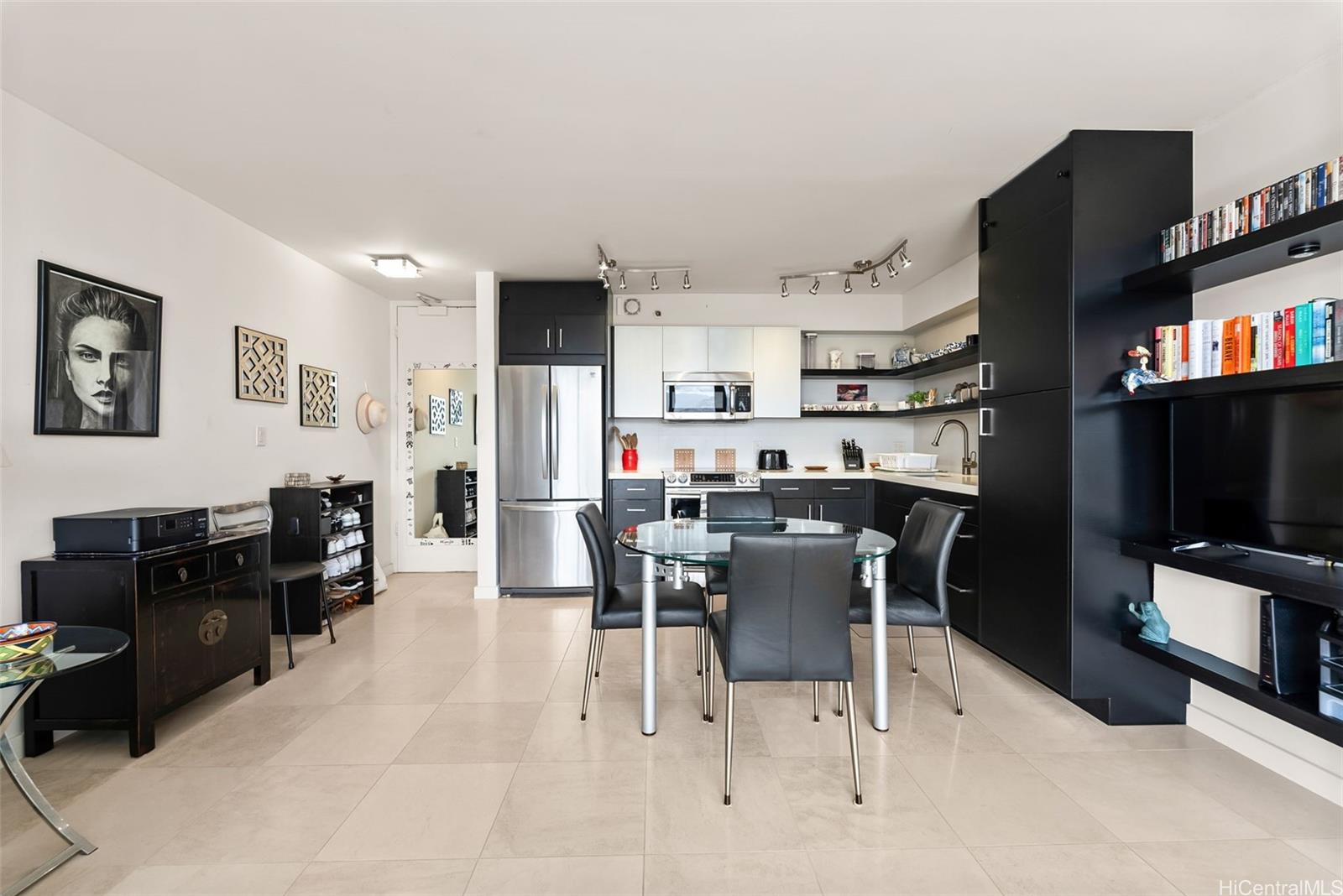 Waikiki Banyan condo # 2105, Honolulu, Hawaii - photo 19 of 21