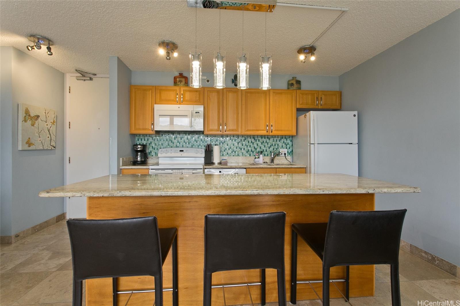 Waikiki Banyan condo # 2107, Honolulu, Hawaii - photo 4 of 18