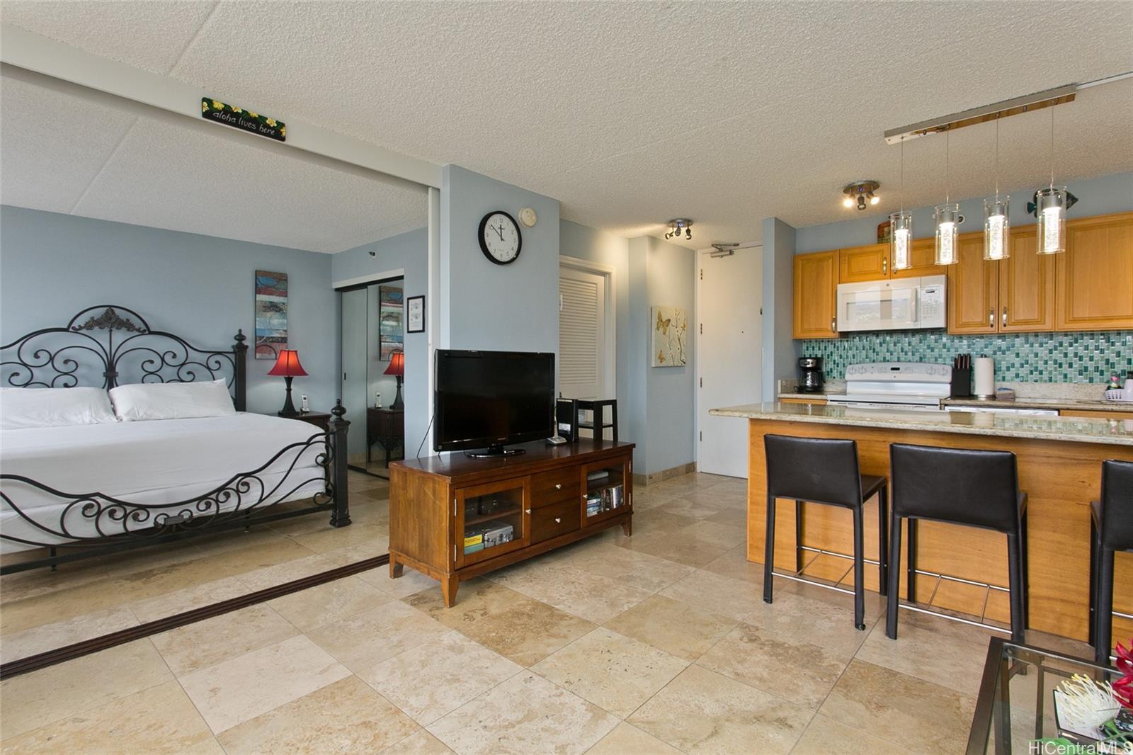 Waikiki Banyan condo # 2107, Honolulu, Hawaii - photo 6 of 18