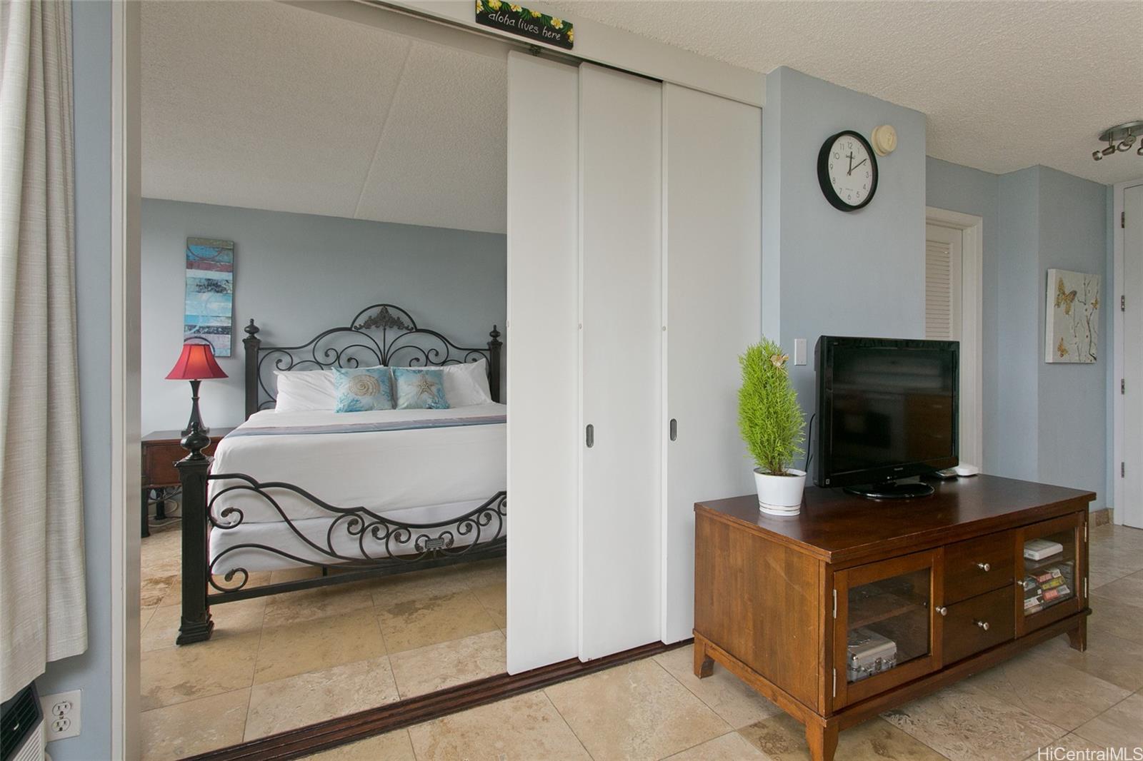 Waikiki Banyan condo # 2107, Honolulu, Hawaii - photo 6 of 17