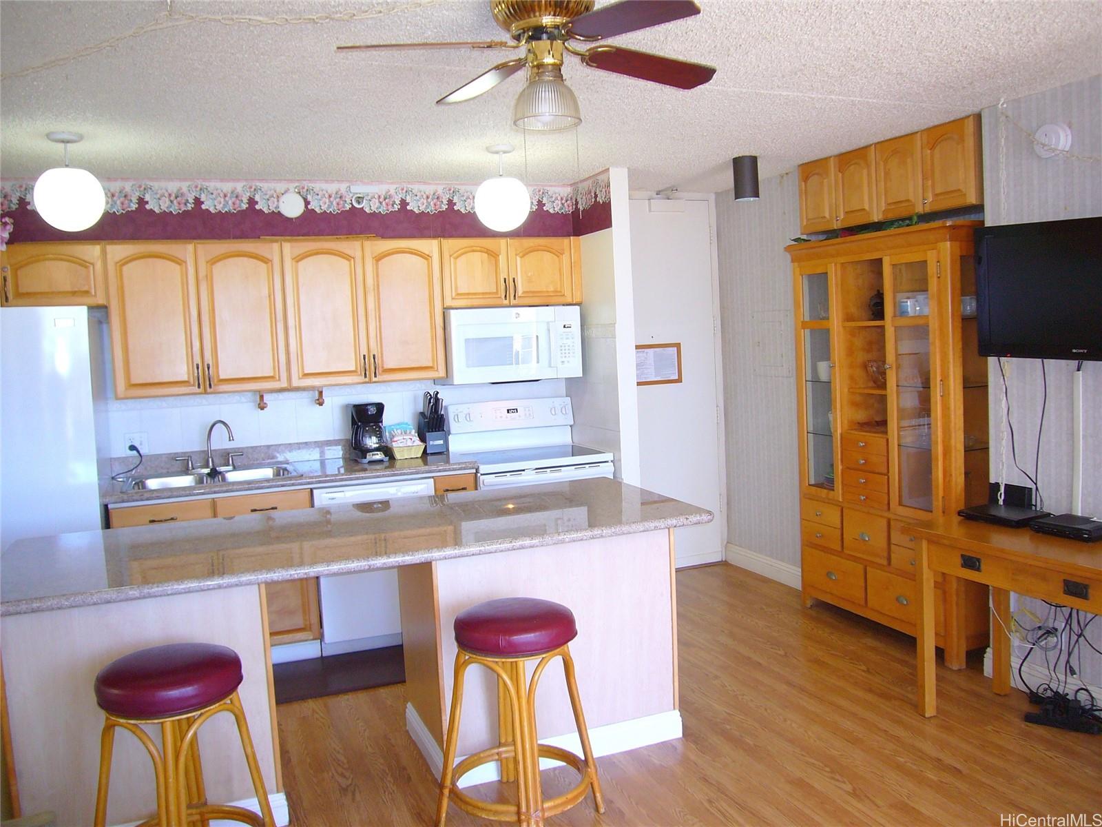 Waikiki Banyan condo # 2112 Mauka, Honolulu, Hawaii - photo 3 of 25