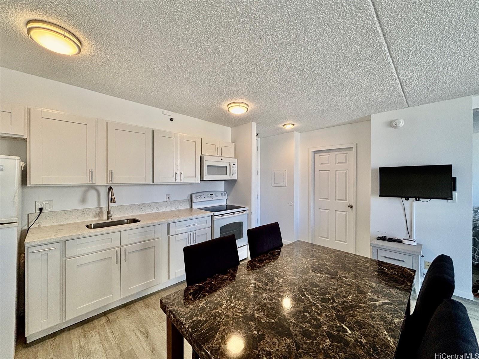 201 Ohua Ave Honolulu - Rental - photo 6 of 16