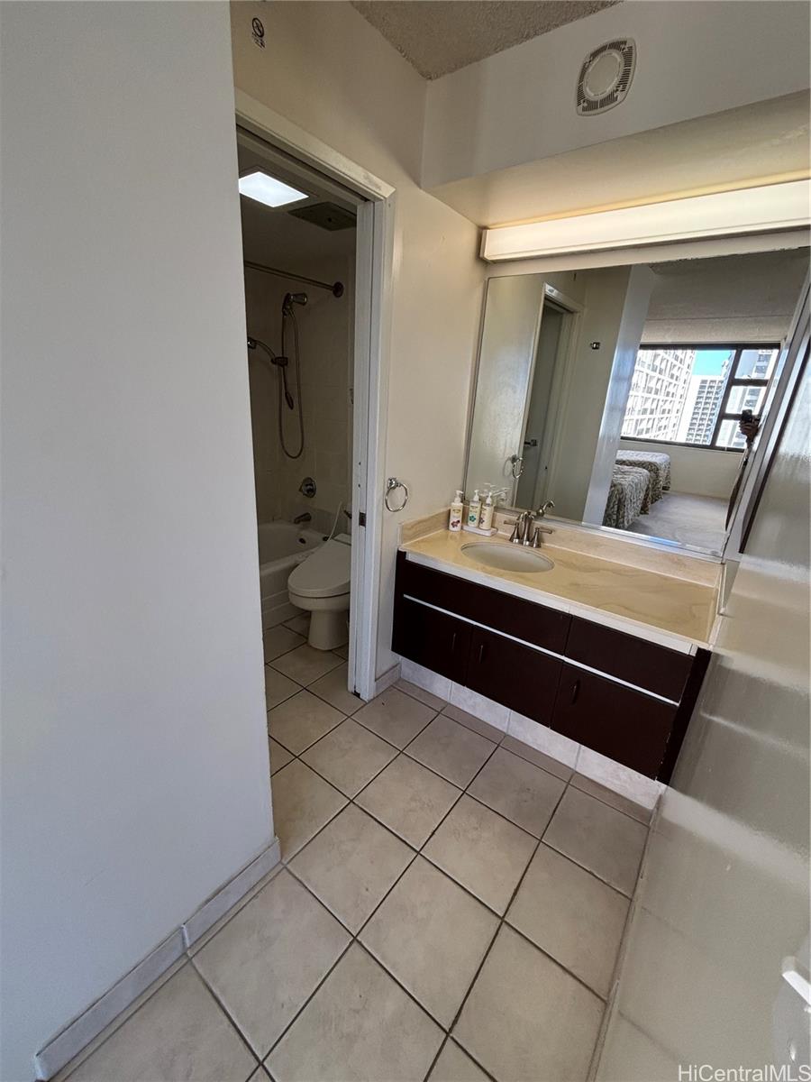 Waikiki Banyan condo # 2210 Tower-2, Honolulu, Hawaii - photo 10 of 23