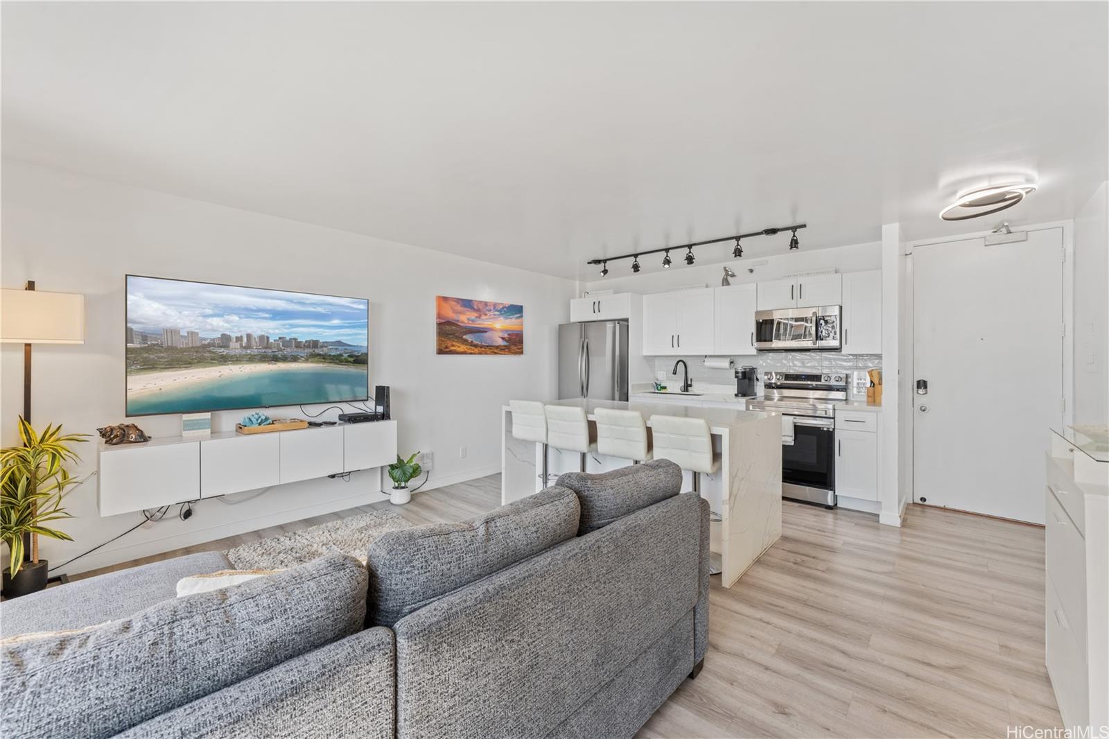 Waikiki Banyan condo # 2312, Honolulu, Hawaii - photo 2 of 20