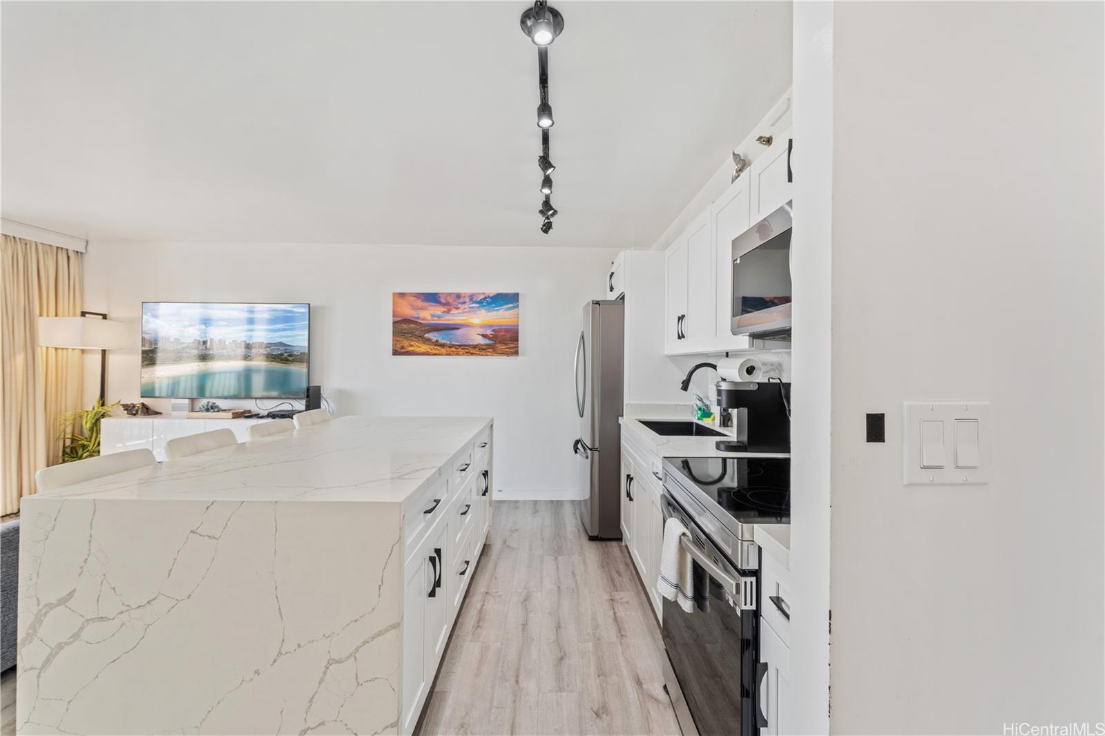 Waikiki Banyan condo # 2312, Honolulu, Hawaii - photo 7 of 20