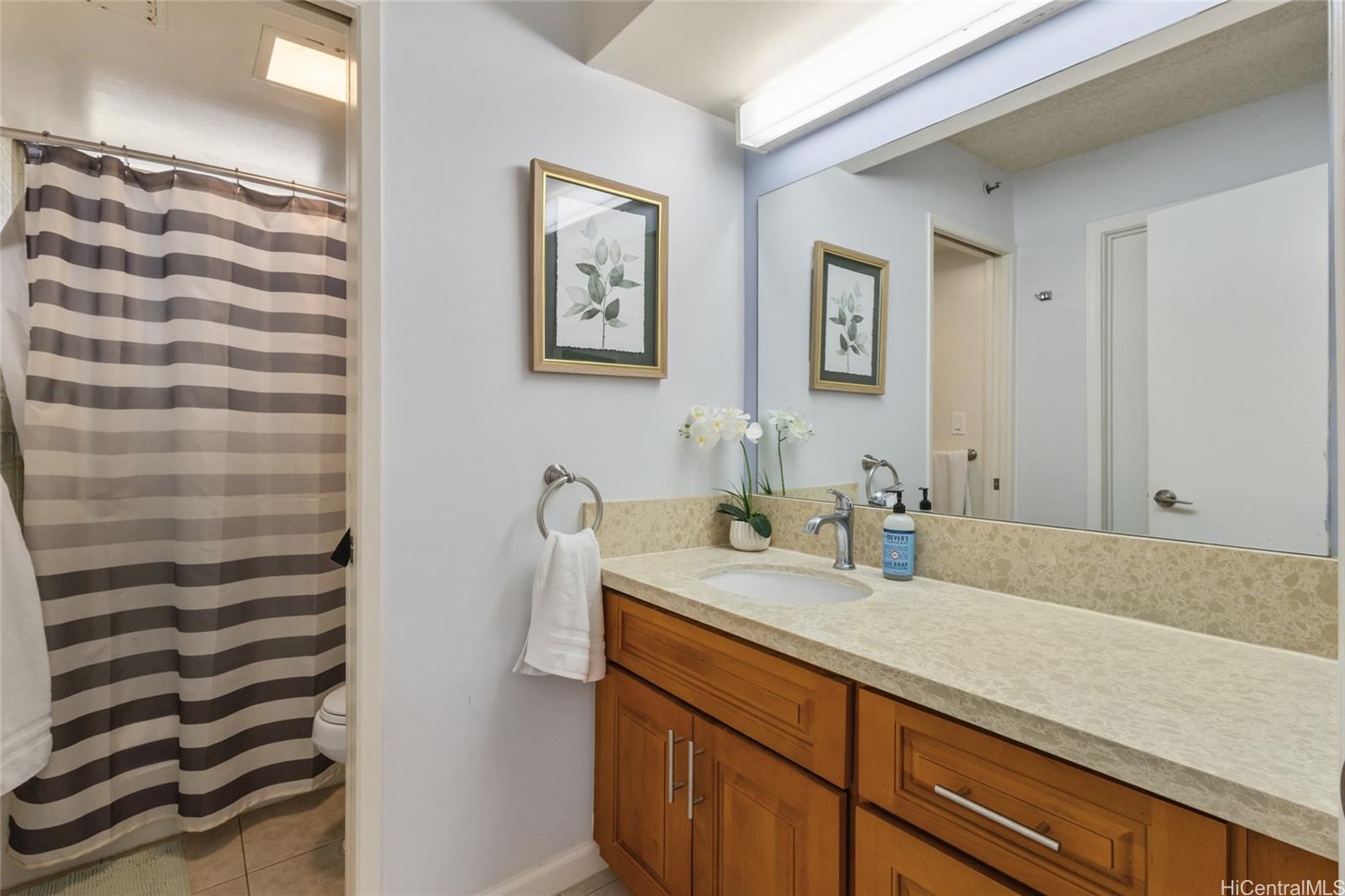 Waikiki Banyan condo # 3013, Honolulu, Hawaii - photo 15 of 17