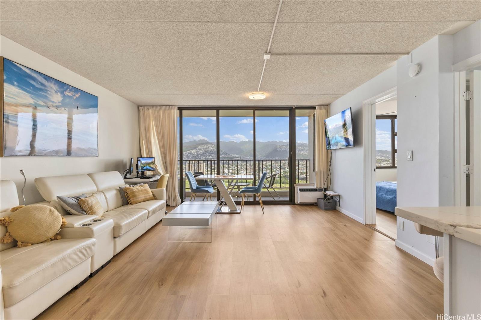 Waikiki Banyan condo # 3013, Honolulu, Hawaii - photo 4 of 17