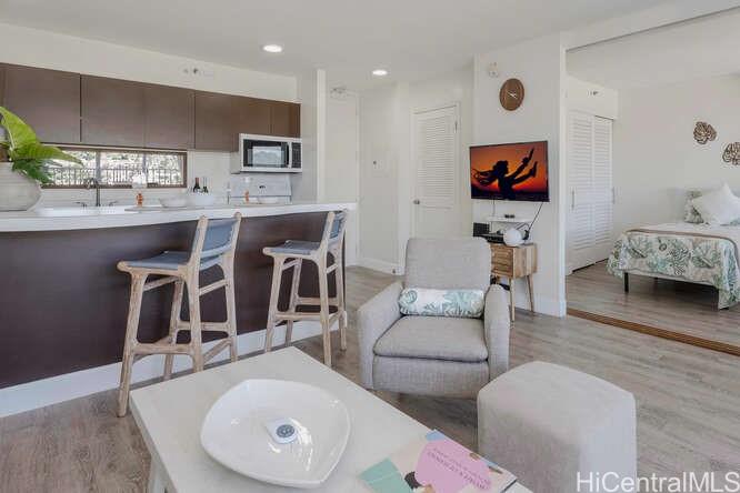 Waikiki Banyan condo # 3101 T2 (NUC), Honolulu, Hawaii - photo 4 of 13