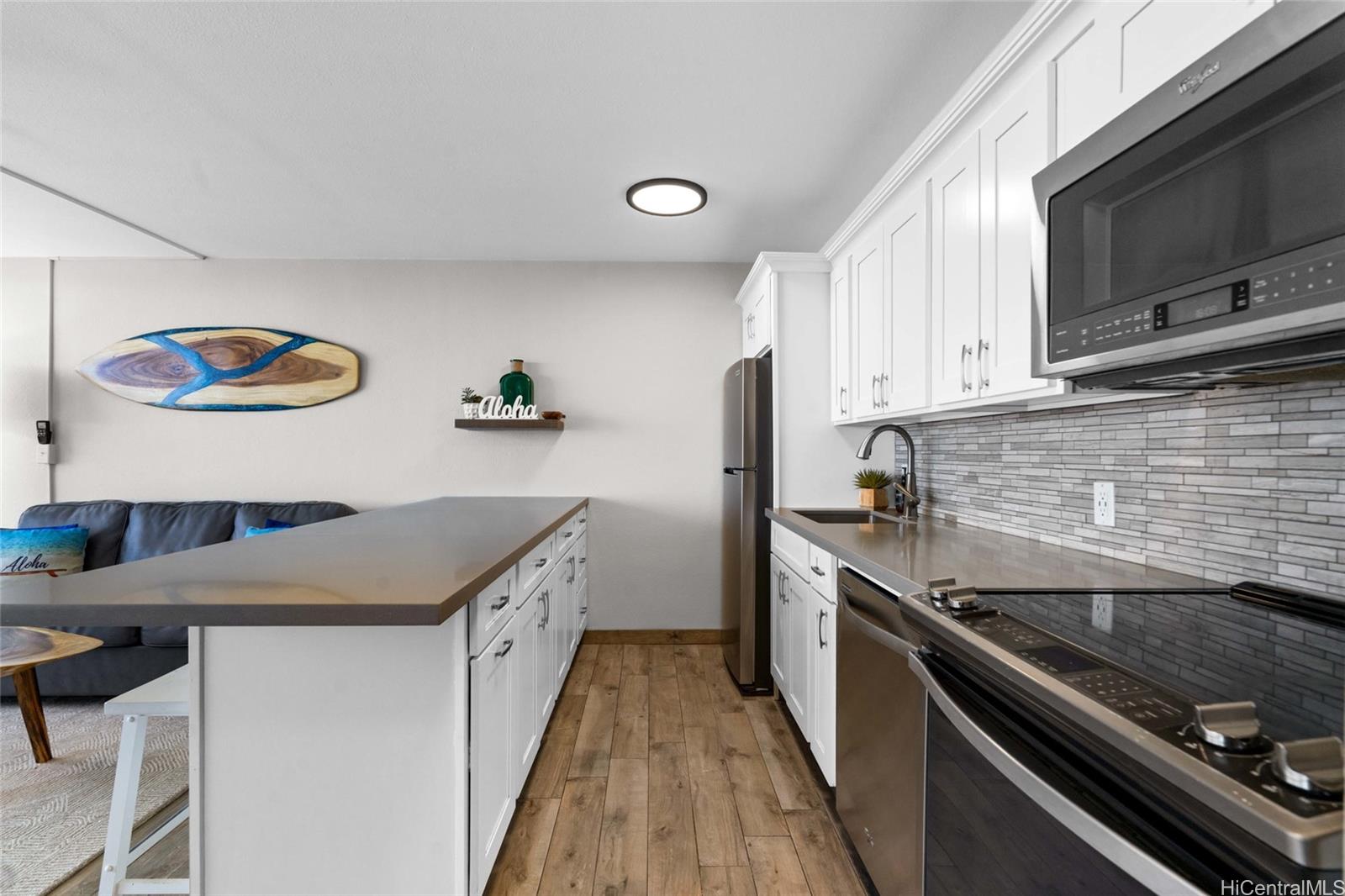 Waikiki Banyan condo # 3208 Mauka, Honolulu, Hawaii - photo 4 of 20