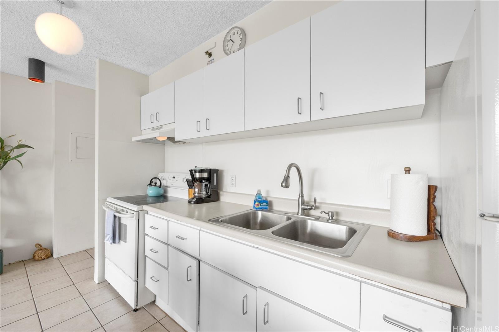 Waikiki Banyan condo # 611, Honolulu, Hawaii - photo 9 of 25