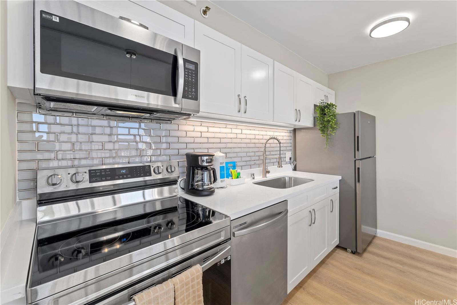 Waikiki Banyan condo # I-3303, Honolulu, Hawaii - photo 7 of 24