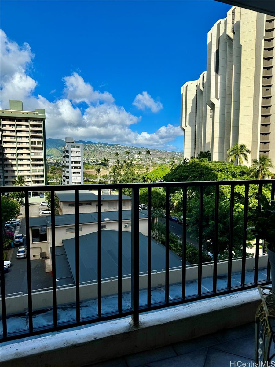 Waikiki Banyan condo # T2-709, Honolulu, Hawaii - photo 6 of 10