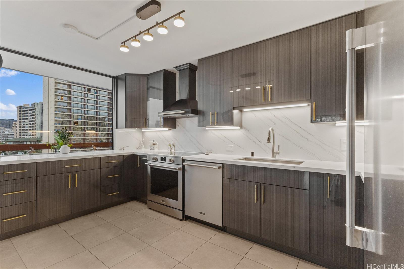 Ala Wai Mansion condo # PH2, Honolulu, Hawaii - photo 6 of 25