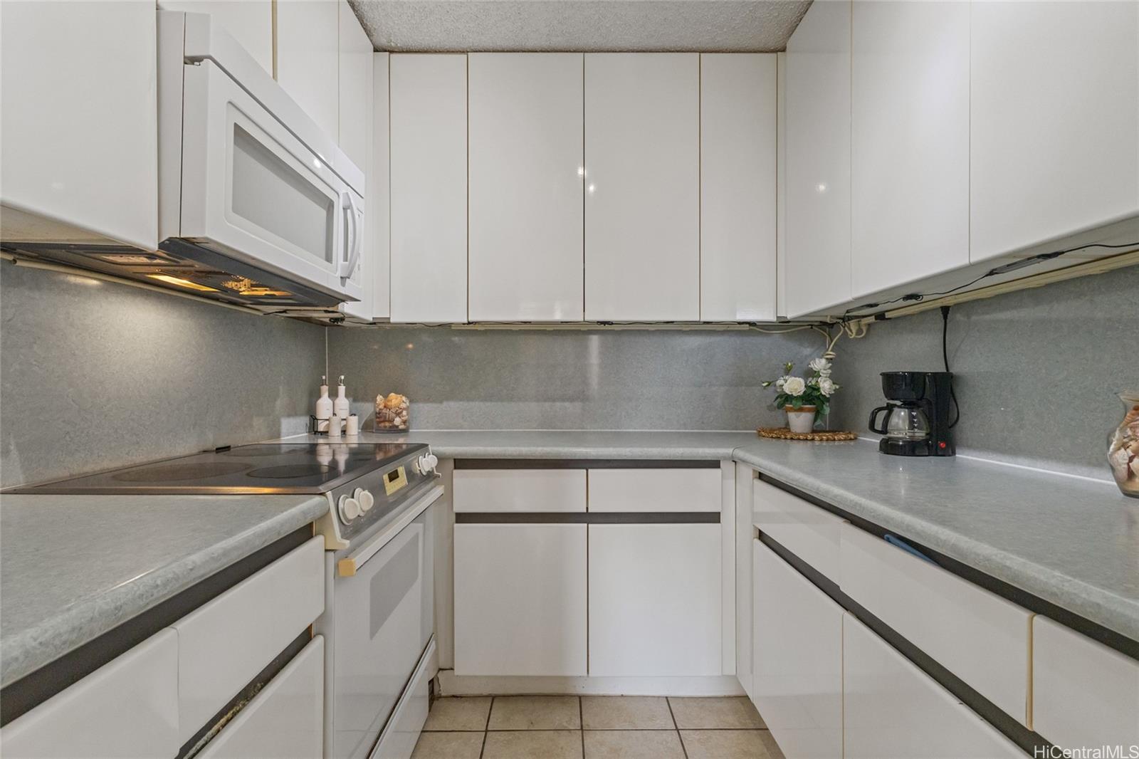 2092 Kuhio Ave Honolulu - Rental - photo 6 of 17