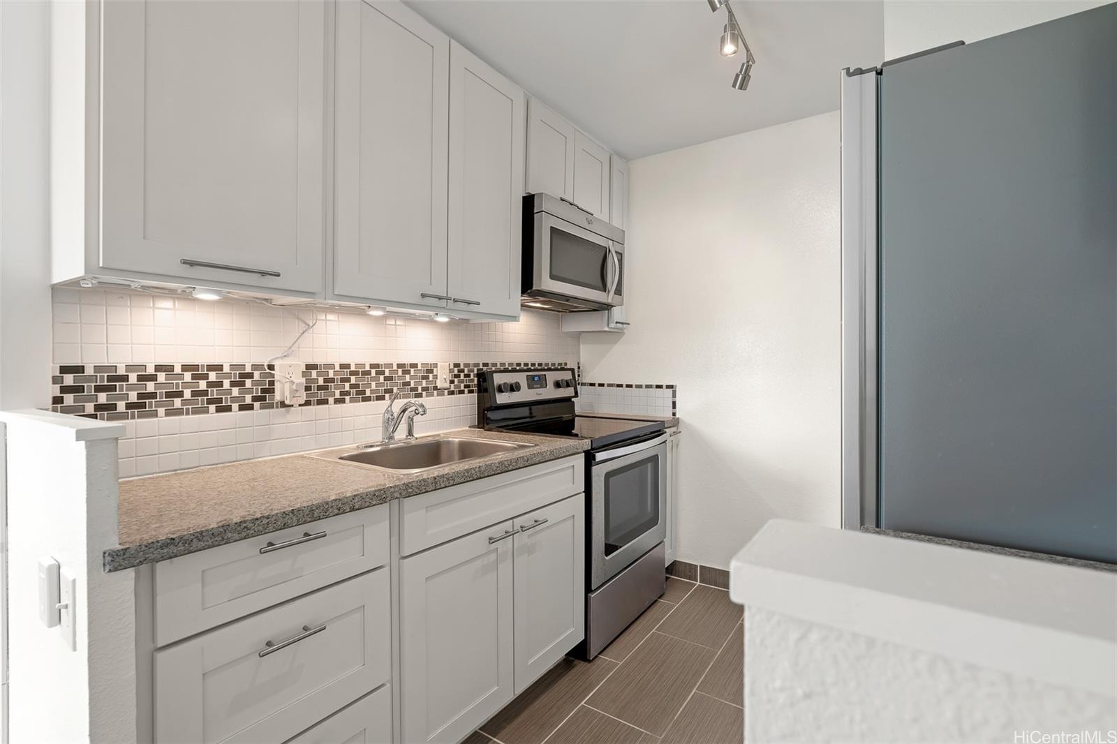 2092 Kuhio Ave Honolulu - Rental - photo 2 of 24