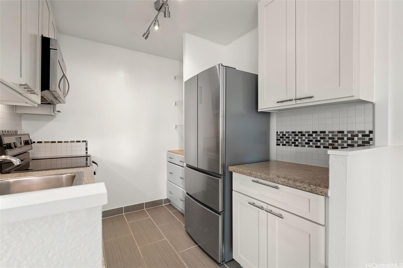 2092 Kuhio Ave Honolulu - Rental - photo 3 of 24