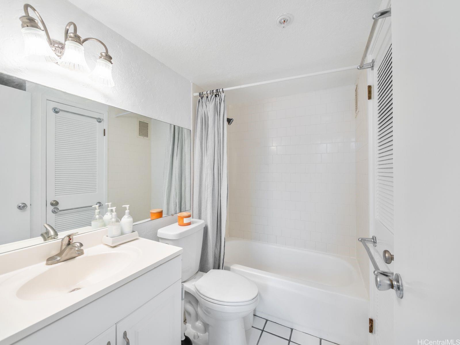 Twenty One Hundred condo # 401, Honolulu, Hawaii - photo 3 of 22