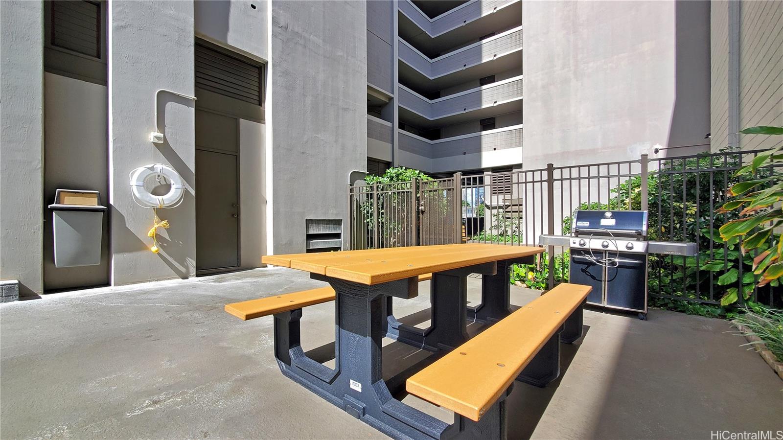 Twenty One Hundred condo # 407, Honolulu, Hawaii - photo 4 of 25