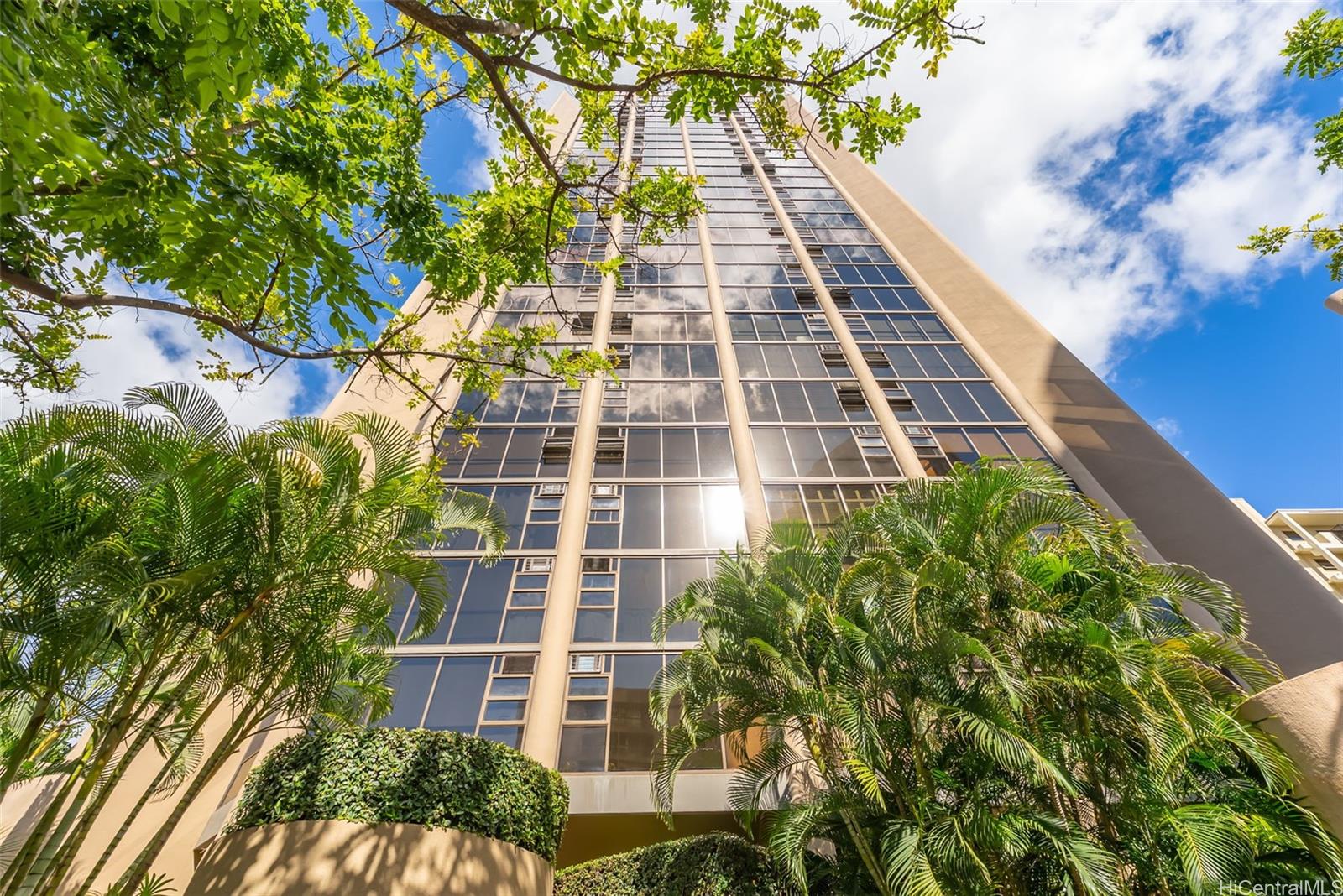 Craigside condo # 1-2002, Honolulu, Hawaii - photo 2 of 25