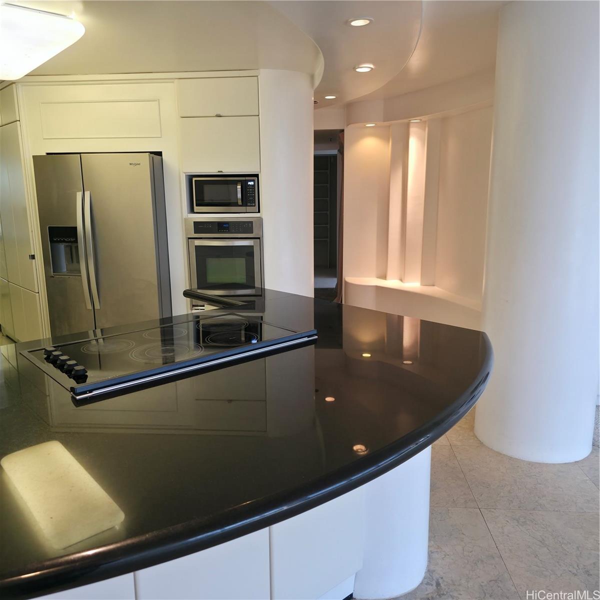 2101 Nuuanu Ave Honolulu - Rental - photo 2 of 25