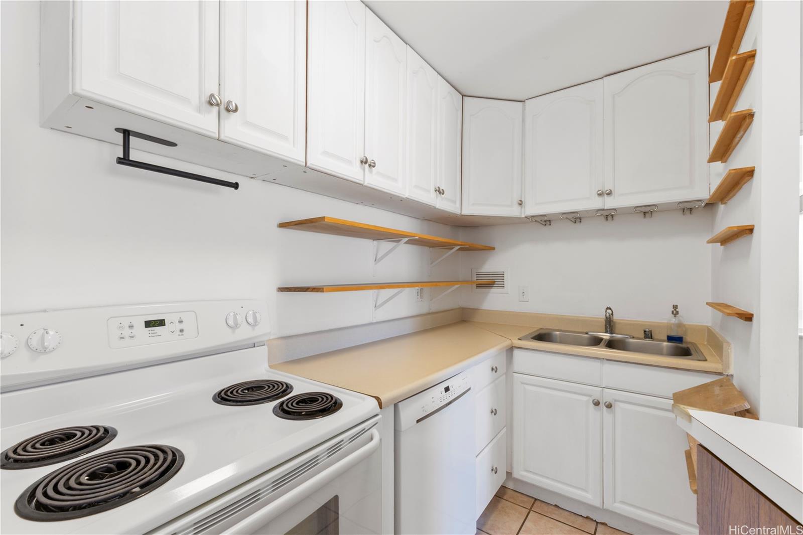 Hale Moani condo # 1102, Honolulu, Hawaii - photo 6 of 21