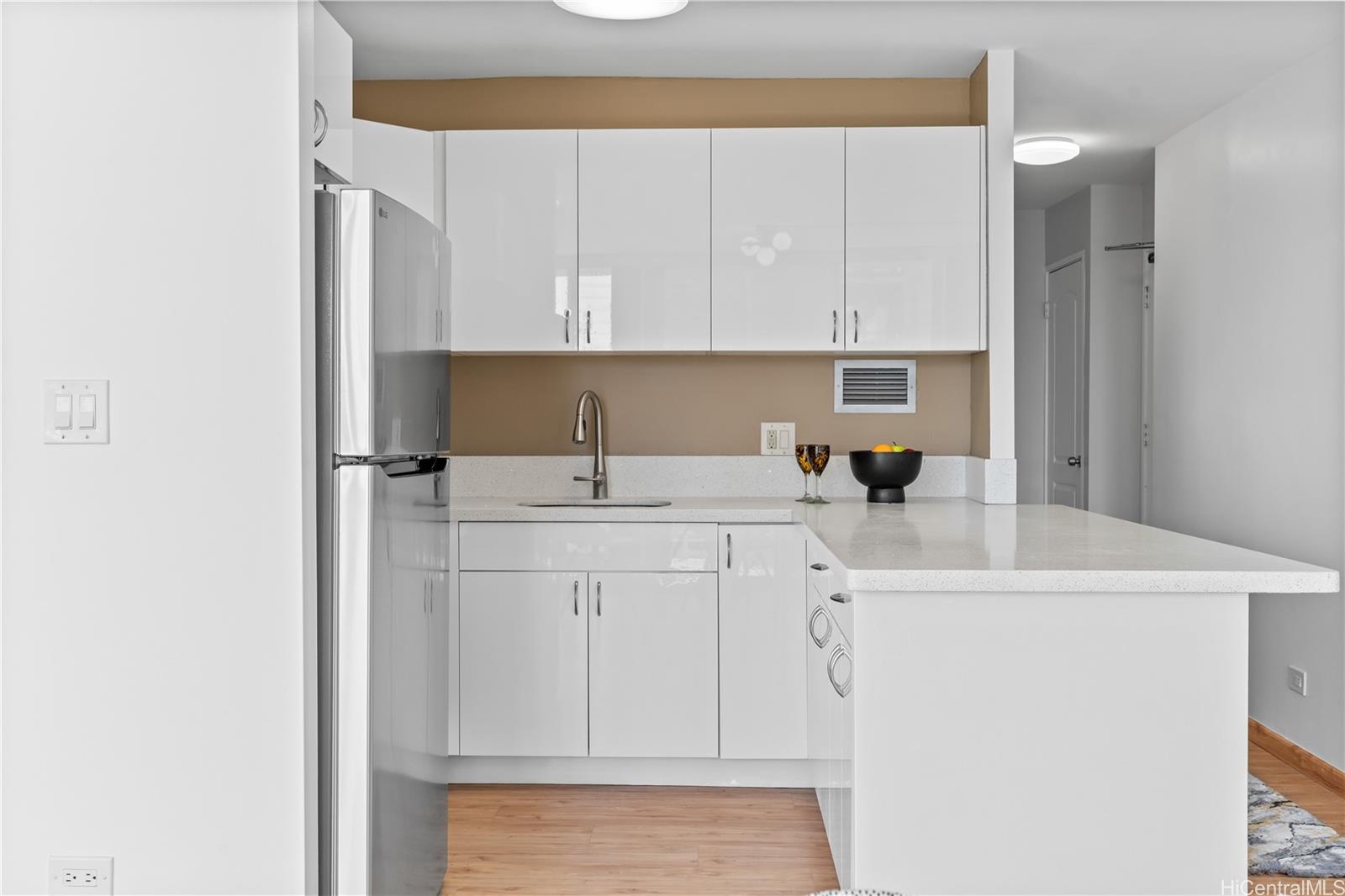 Hale Moani condo # 1201, Honolulu, Hawaii - photo 9 of 16