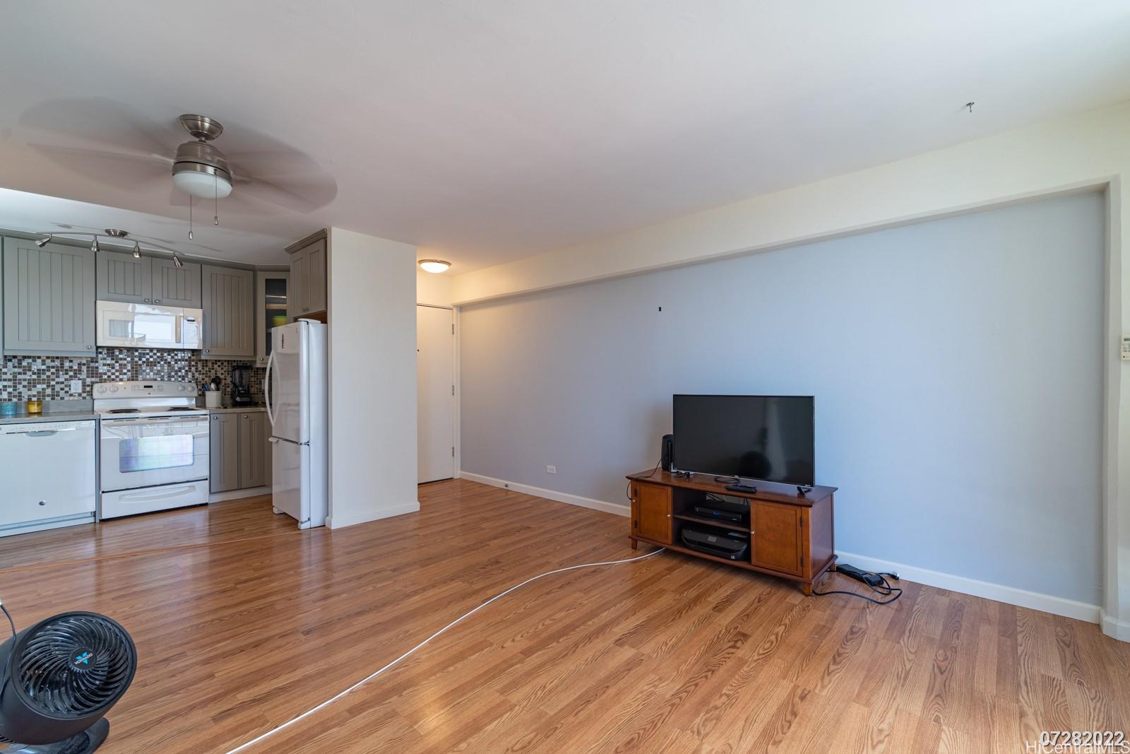 2115 Ala Wai Blvd Honolulu - Rental - photo 6 of 19