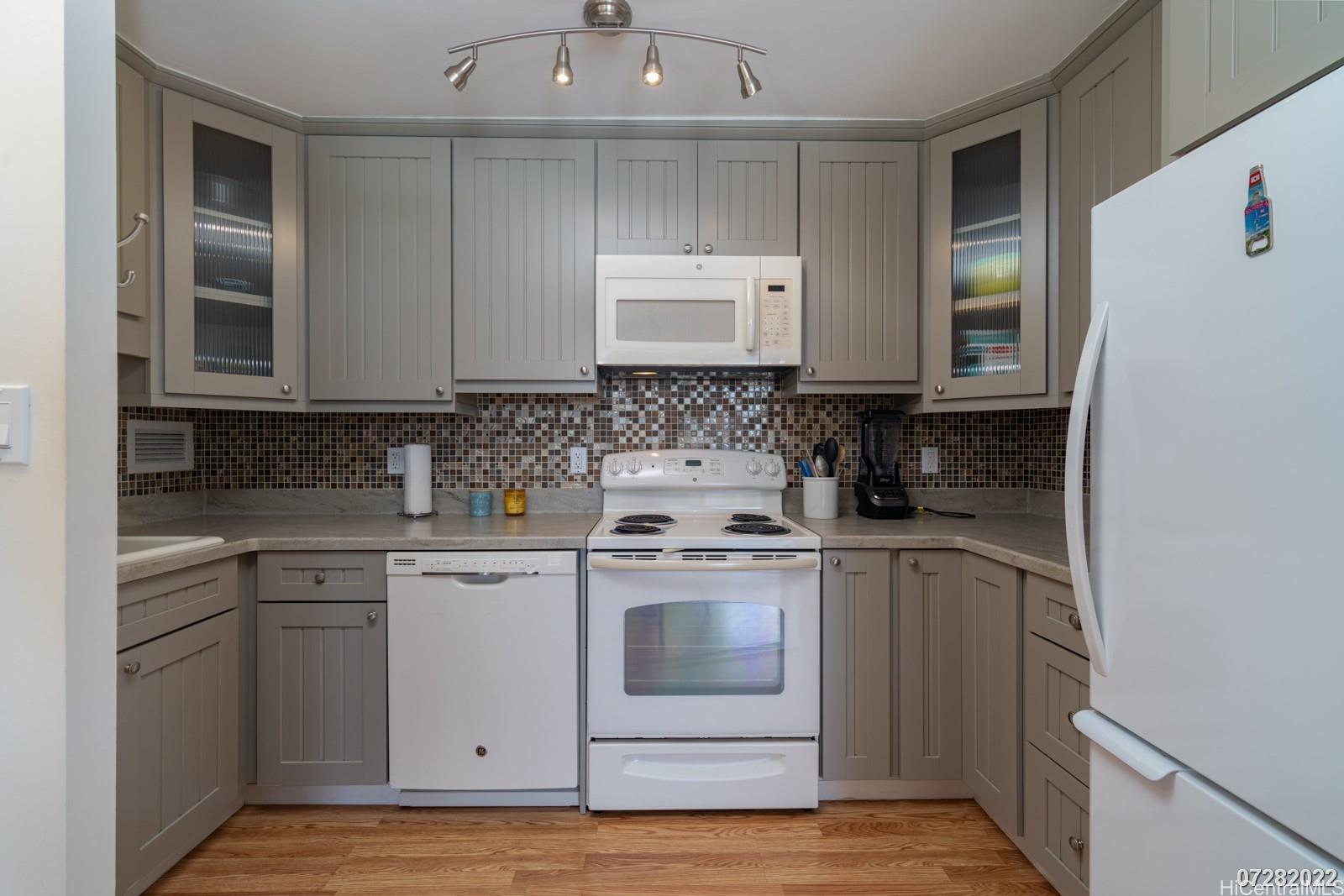 2115 Ala Wai Blvd Honolulu - Rental - photo 8 of 19