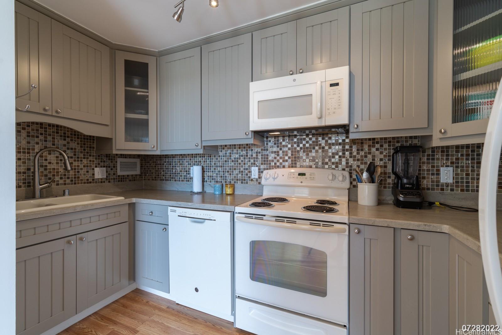 2115 Ala Wai Blvd Honolulu - Rental - photo 9 of 19