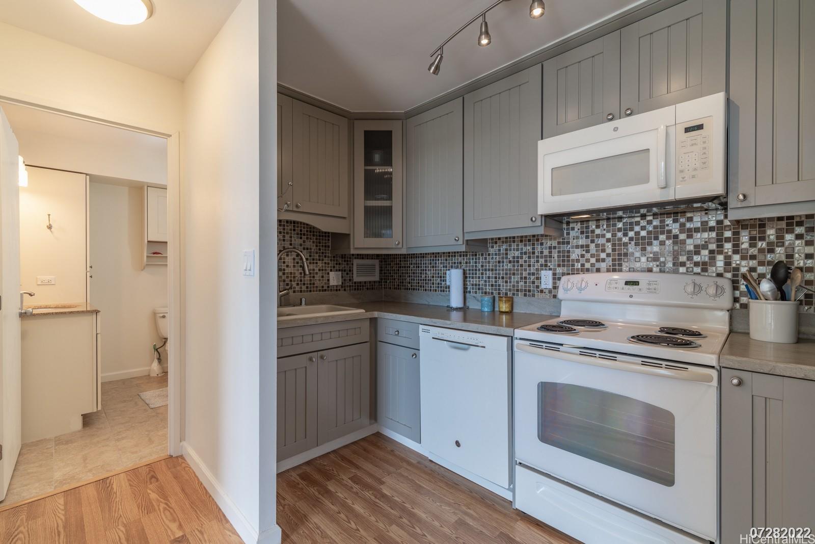 2115 Ala Wai Blvd Honolulu - Rental - photo 10 of 19