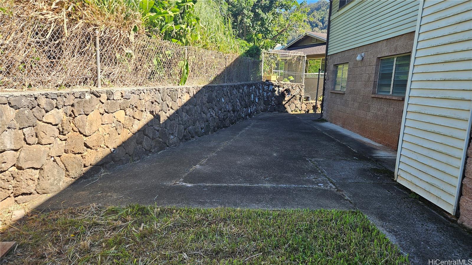 2118  Halina Street Kalihi Valley, Honolulu home - photo 3 of 22