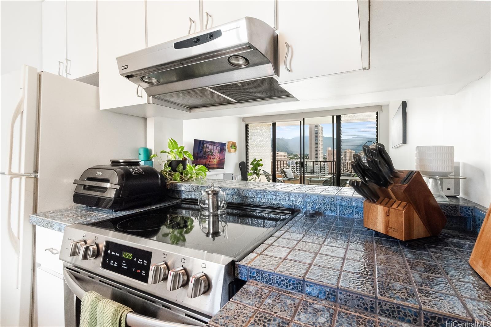 2121 Ala Wai condo # 1702, Honolulu, Hawaii - photo 5 of 14