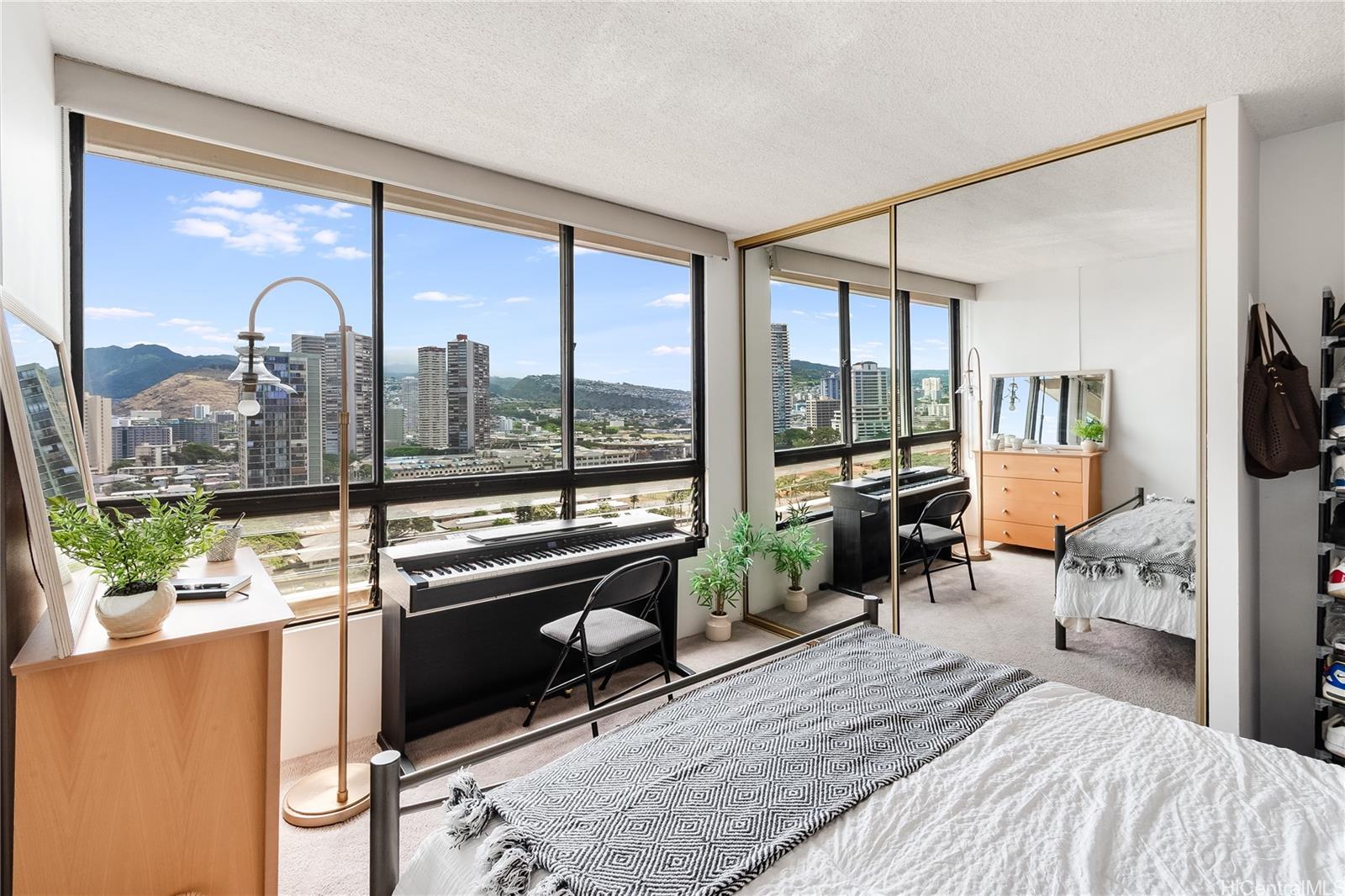 2121 Ala Wai condo # 1702, Honolulu, Hawaii - photo 6 of 14