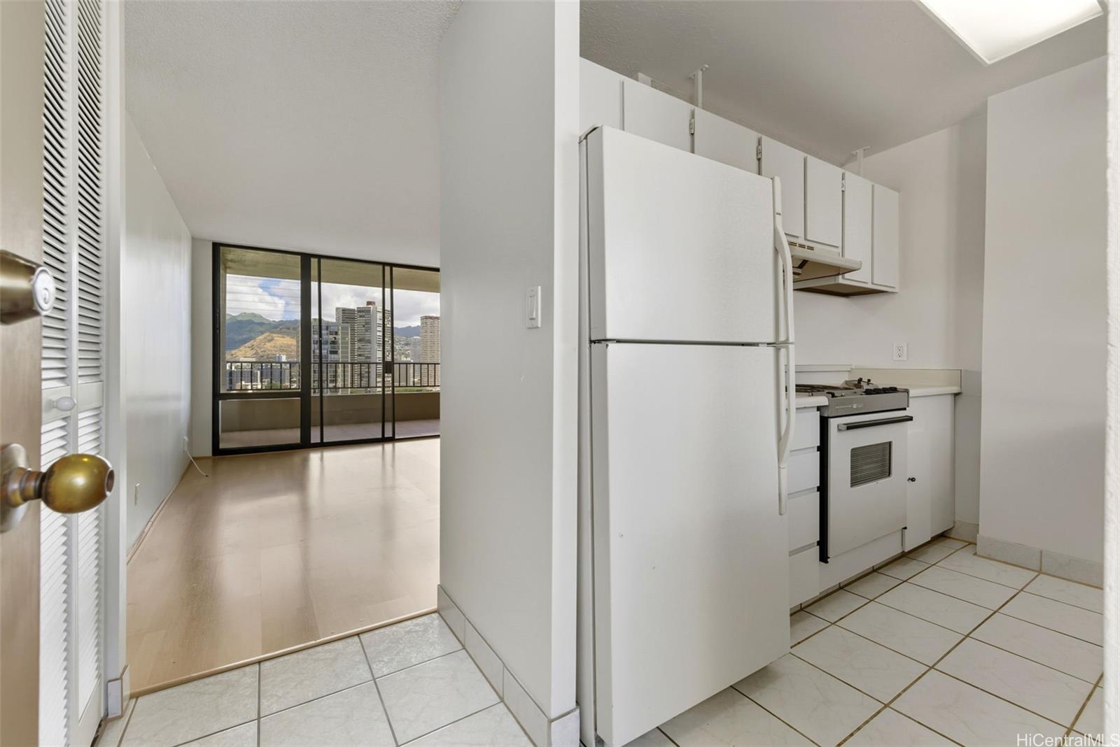 2121 Ala Wai condo # 1802, Honolulu, Hawaii - photo 3 of 25