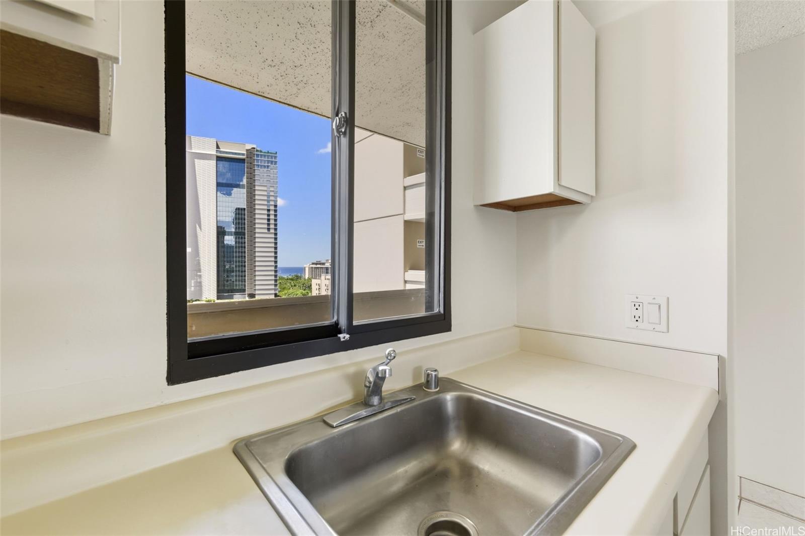 2121 Ala Wai condo # 1802, Honolulu, Hawaii - photo 4 of 25