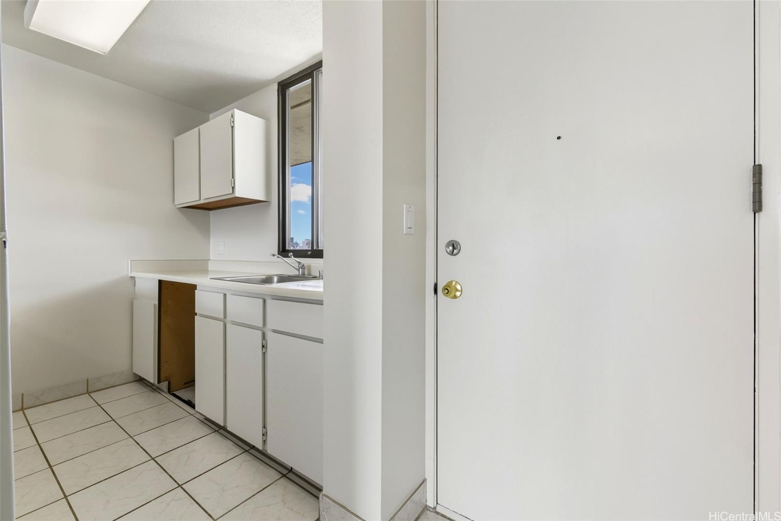 2121 Ala Wai condo # 1802, Honolulu, Hawaii - photo 6 of 25