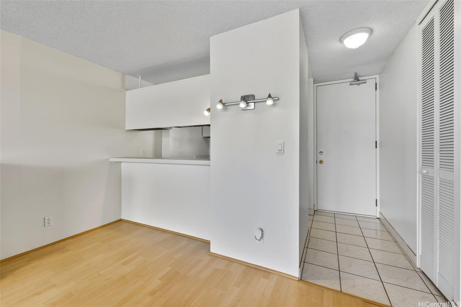 2121 Ala Wai condo # 1802, Honolulu, Hawaii - photo 7 of 25