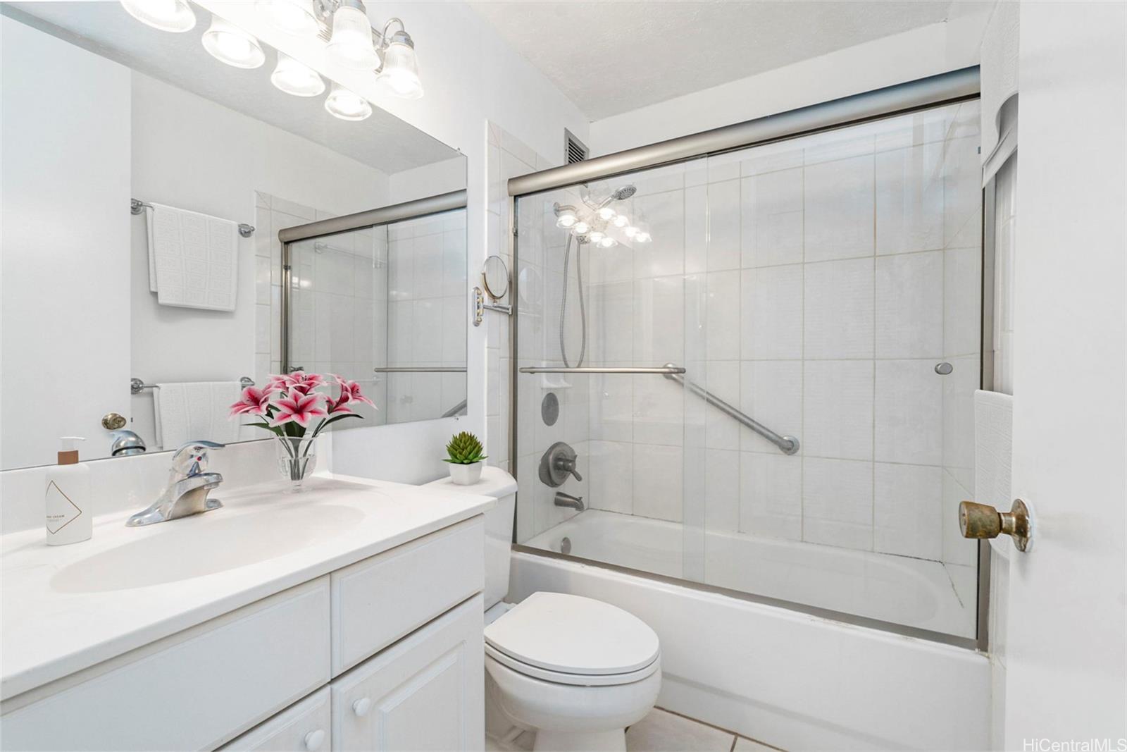 2121 Ala Wai condo # 2205, Honolulu, Hawaii - photo 11 of 24