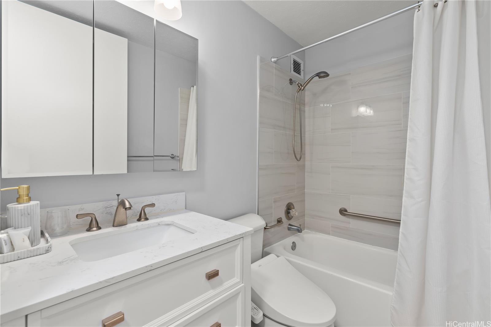 2121 Ala Wai condo # 2303, Honolulu, Hawaii - photo 17 of 20