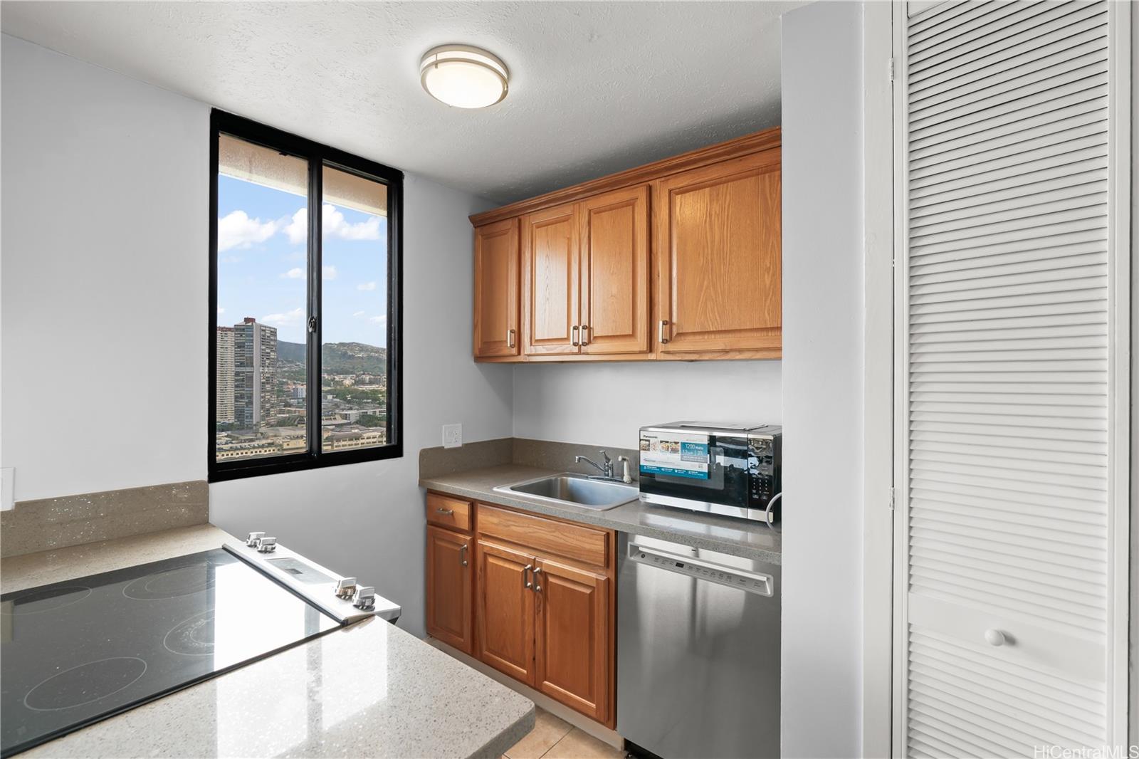 2121 Ala Wai condo # 2303, Honolulu, Hawaii - photo 6 of 20