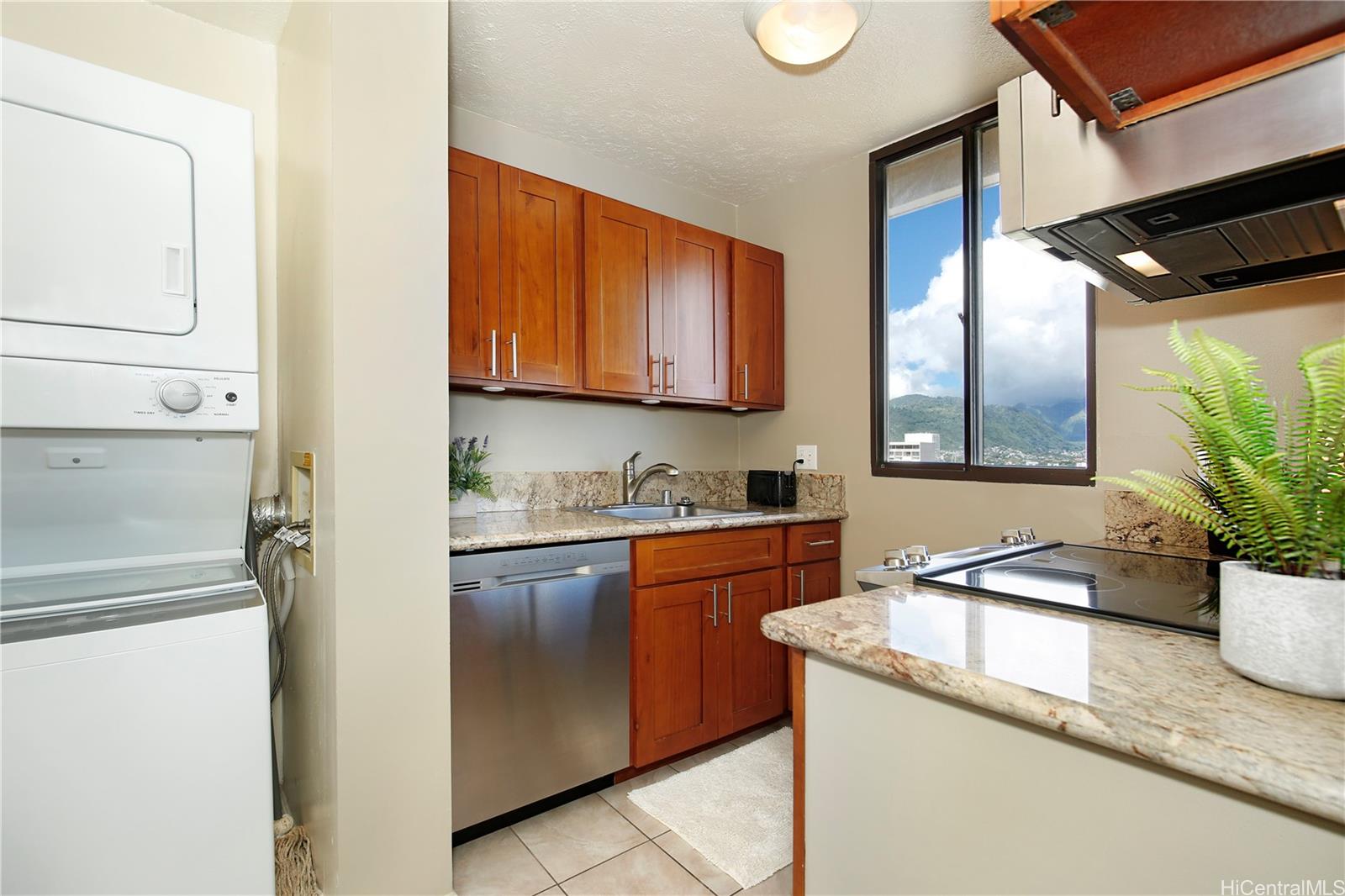 2121 Ala Wai Blvd Honolulu - Rental - photo 3 of 13
