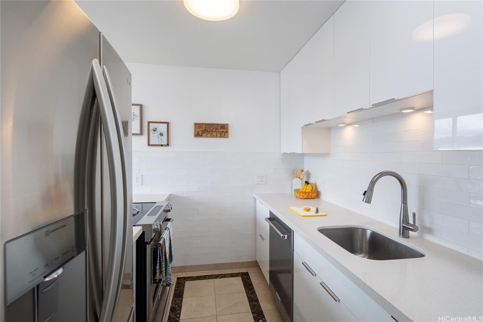 2121 Ala Wai Blvd Honolulu - Rental - photo 15 of 25