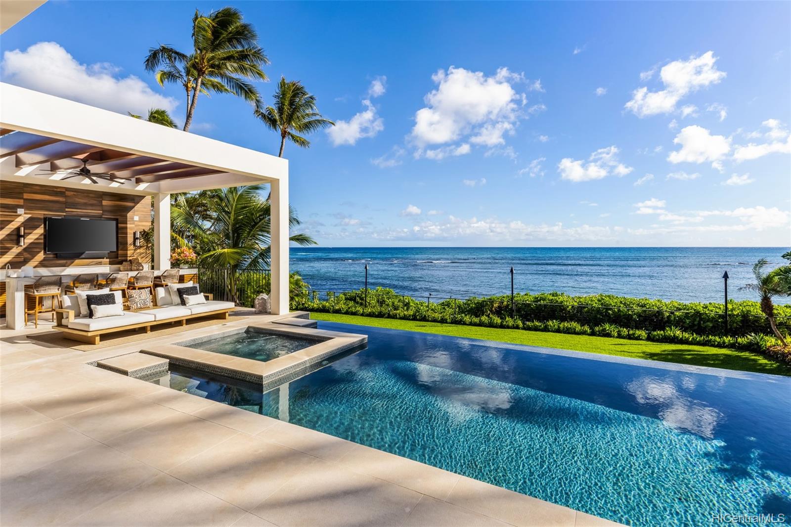 213 Kaalawai Place , Honolulu, Hi 96816 Beachfront living! Diamond Head