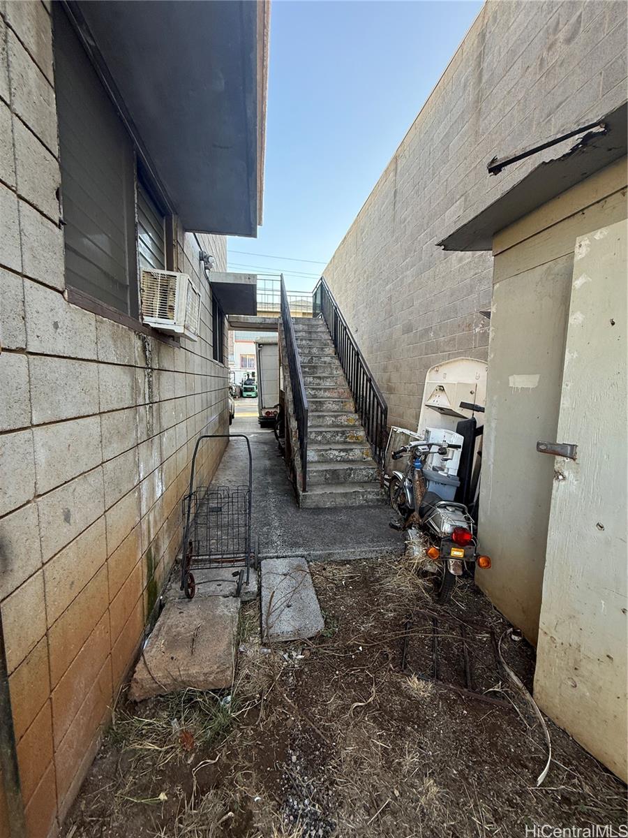 2135 Bannister Pl Honolulu - Multi-family - photo 3 of 25