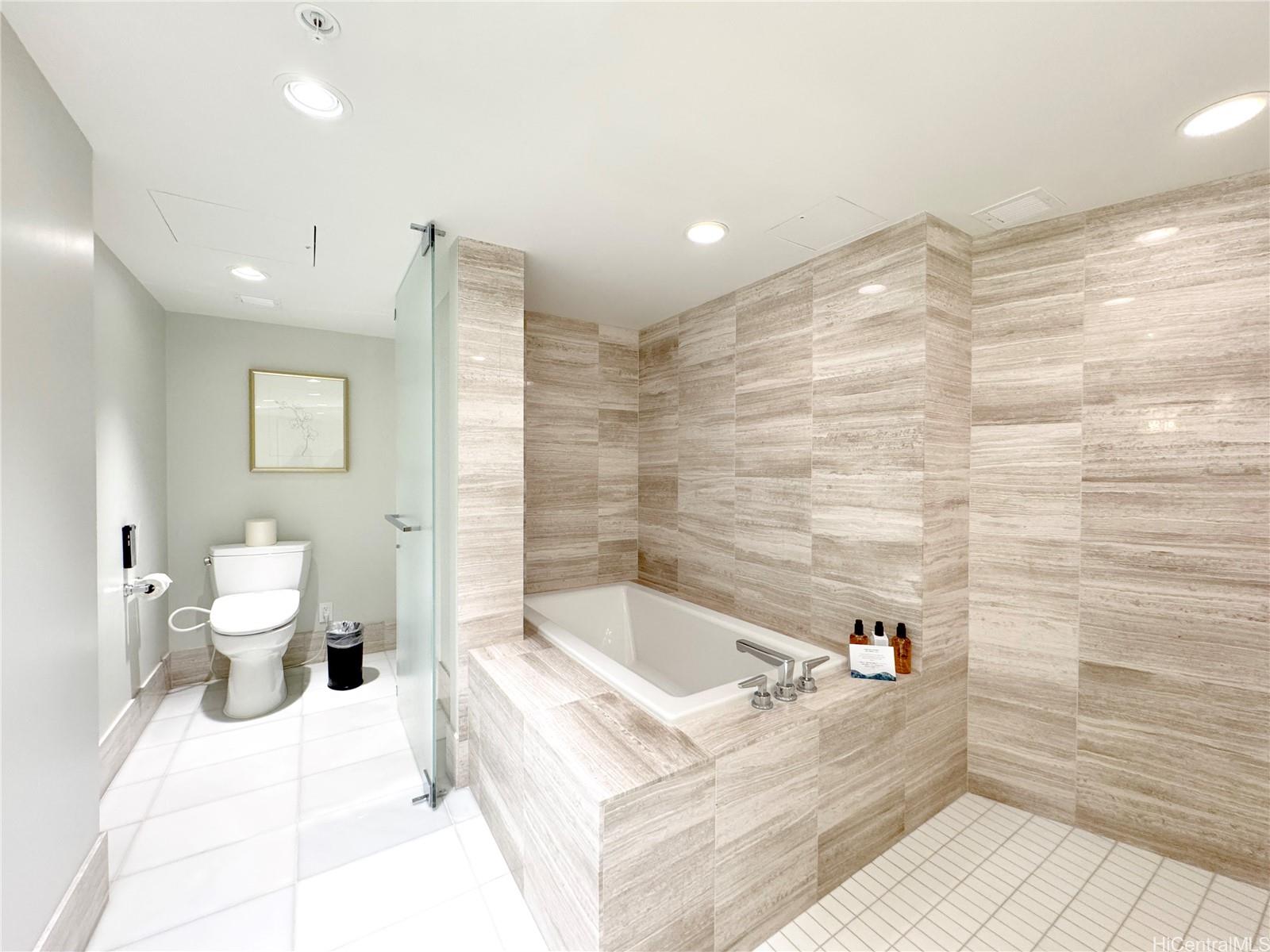 The Ritz-Carlton Residences condo # 1006, Honolulu, Hawaii - photo 20 of 25